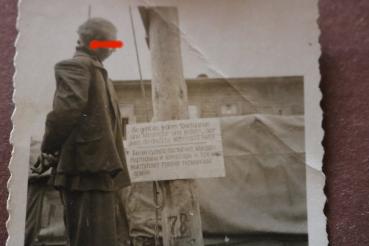 Preview: altes Foto - erhängter Partisan -  Schild